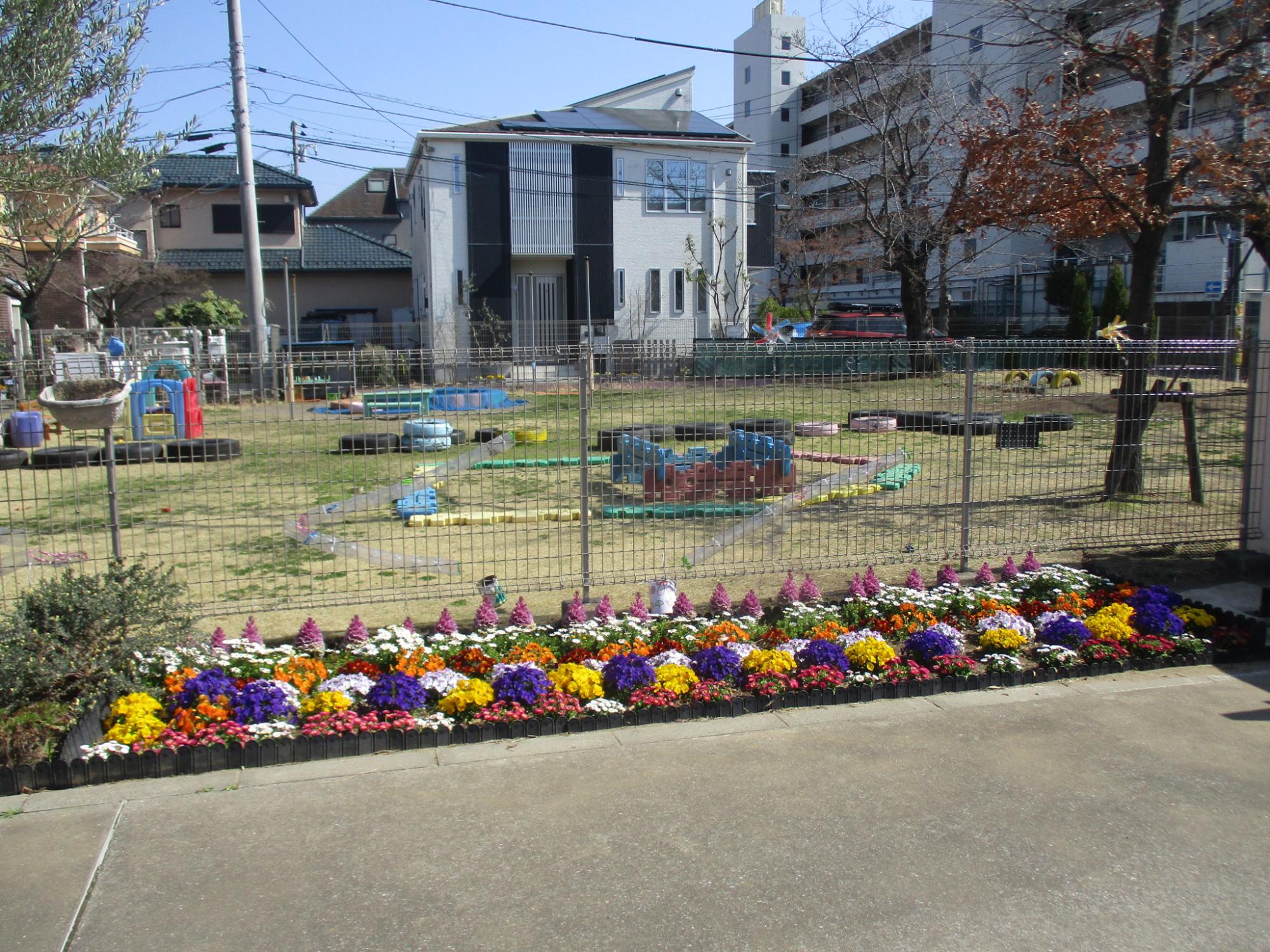 門を入ると色とりどりの花が迎えてくれます