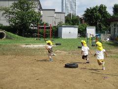 4歳児の子ども数名でかけっこをしている様子