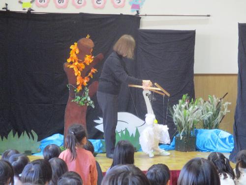 誕生会に人形劇の劇団がやってきて、こどもたちを楽しませてくれました