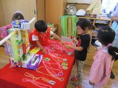 夏のお楽しみ会で子どもがアクセサリー屋さんでアクセサリーを選んでいる様子