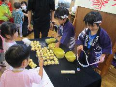 夏のお楽しみ会でたこ焼き屋さんで遊んでいる様子