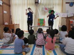 お話会で子どもたが絵本を見ている様子