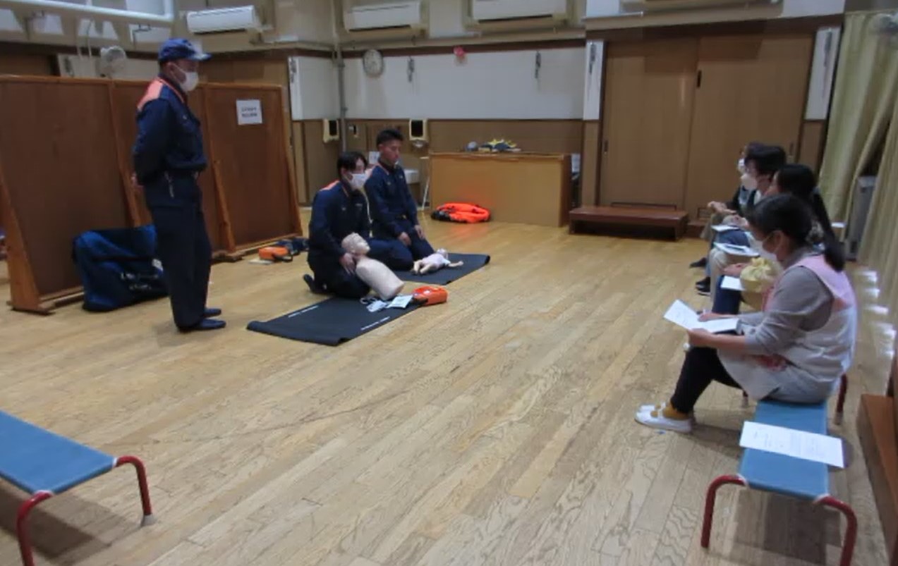 職員が心肺蘇生訓練をしています