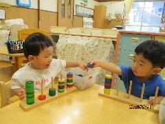 子どもが室内でおもちゃで遊んでいる様子