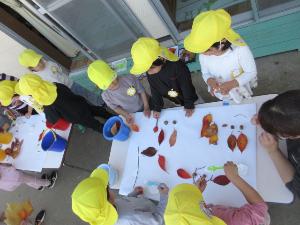 自分で見つけた秋のいいもので作品を作っています