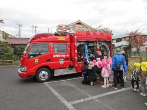 消防自動車を見せてもらっています