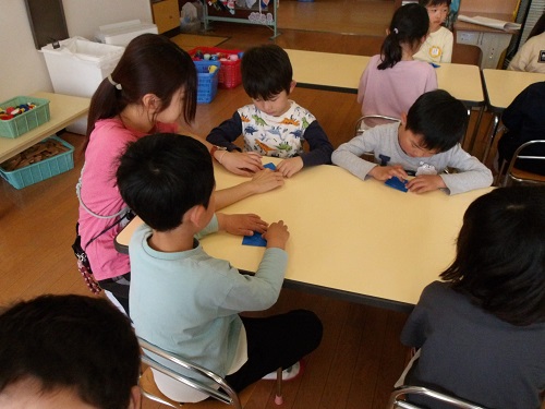 折り紙で兜を作っている様子
