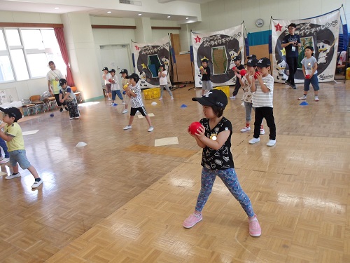 千葉ロッテマリーンズの方々に教わり、ボールを投げるフォームを真似してみる5歳児
