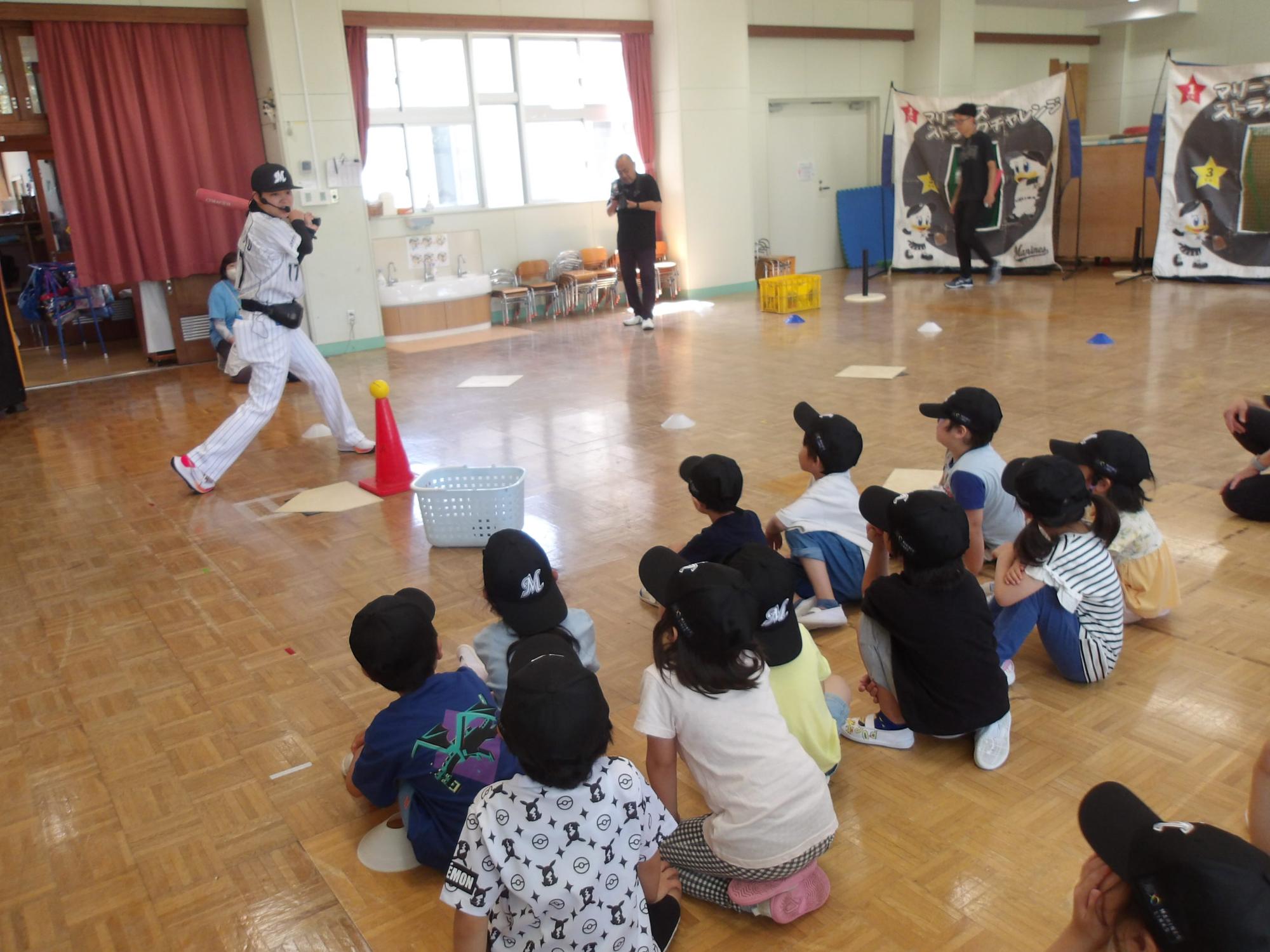 千葉ロッテマリーンズの方に野球を教わる5歳児