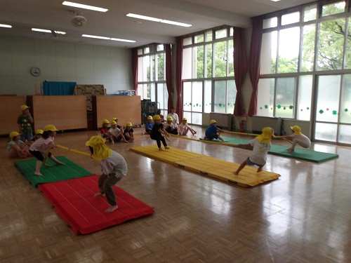 5歳児が綱引きを楽しむ様子