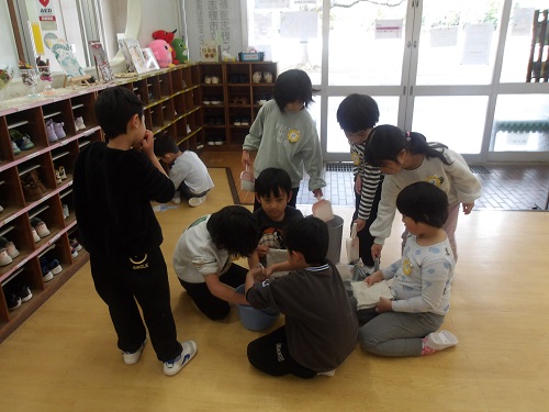 靴箱を綺麗にする様子