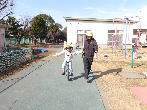 一輪車に挑戦している様子