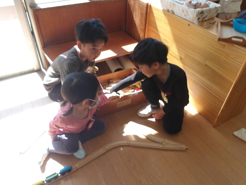 5歳児が3歳児と一緒に遊んであげている様子