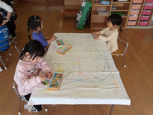 3歳時がお絵描きを楽しむ様子