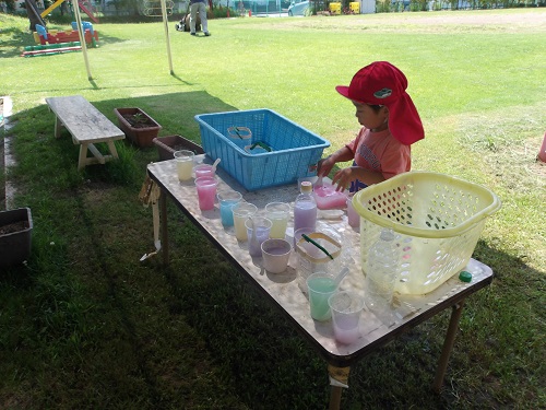 3歳児が泡遊びを楽しむ様子