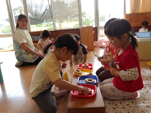 3歳児がドーナツ屋さんごっこをしている