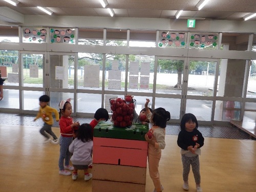 3歳が玉入れを楽しむ様子