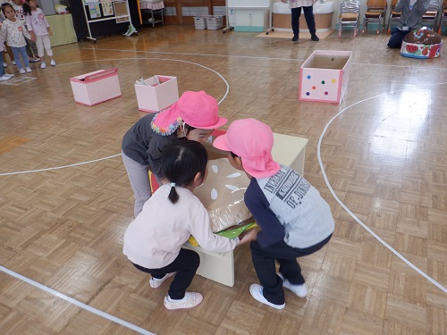 3歳が4歳児と一緒に遊ぶ様子