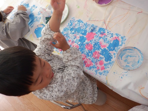 3歳児 紫陽花作りを楽しむ様子