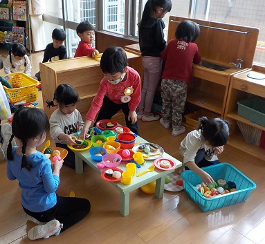 3歳時と5歳児がおままごとで遊んでいる様子