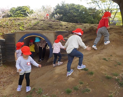 3歳児が築山を登ってみている様子