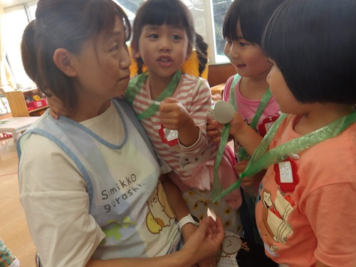 一人の患者さん（先生）を3人のお医者さんが診察している。