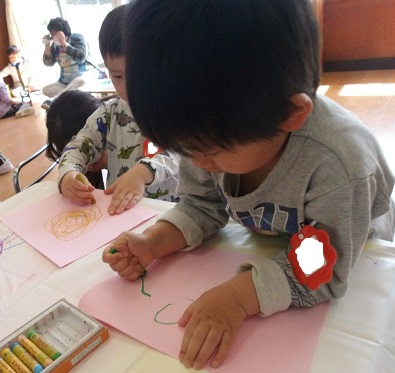 3歳児がクレヨンで描く様子