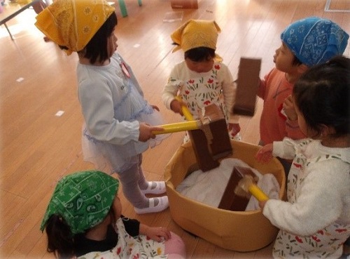 もちつきごっこを楽しむ様子