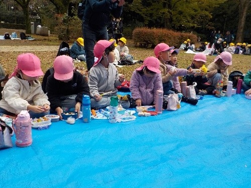 4歳児が動物園でお弁当を食べている様子