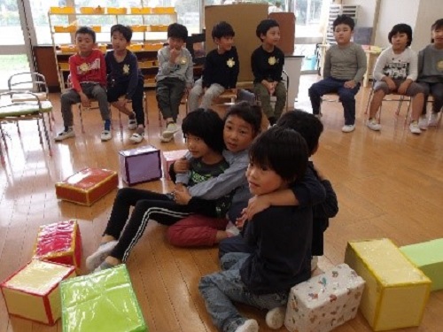 5歳児が表現遊びを楽しむ様子