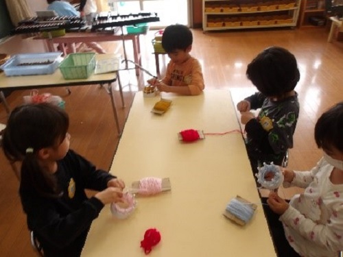 5歳児がリリアン編みに取り組む様子