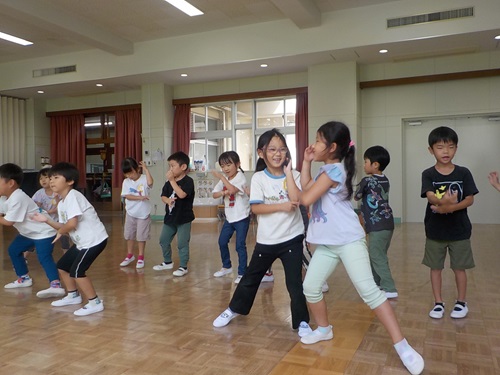 5歳児が遊戯室でダンスをしている