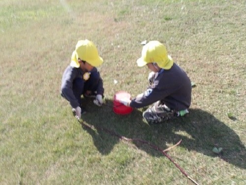 5歳児が芋づるでリースを作っている様子