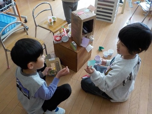 5歳児がほし組まつりにいちご組とみかん組を招待して一緒に遊んでいる様子