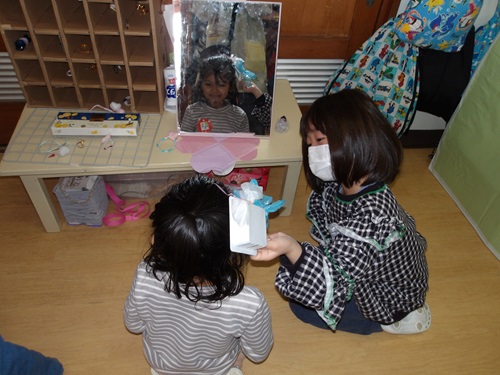 5歳児がほし組まつりに3歳児を招待している様子