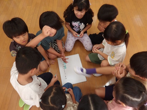 5歳児がリレーの作戦会議をしている