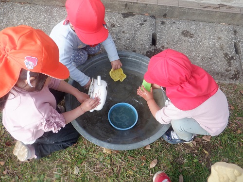 遊具を洗う様子