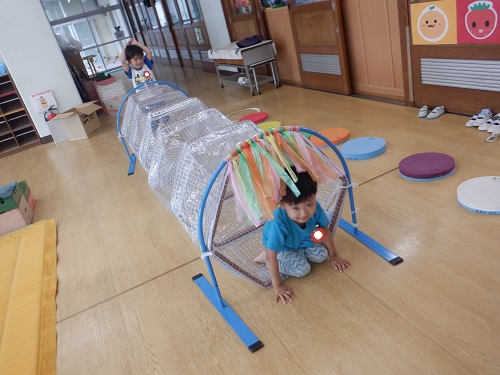 トンネルをくぐる3歳児