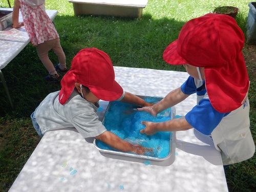3歳児がスライムで遊ぶ様子