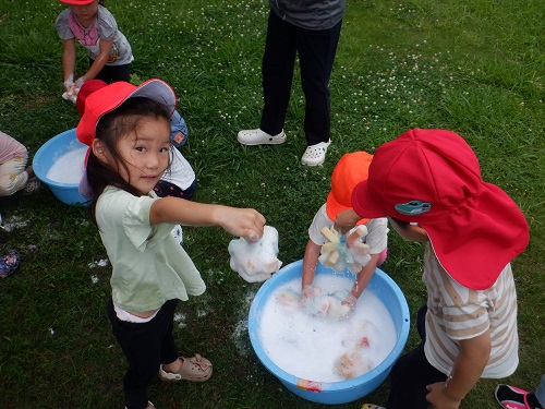 3歳児が泡で遊ぶ様子