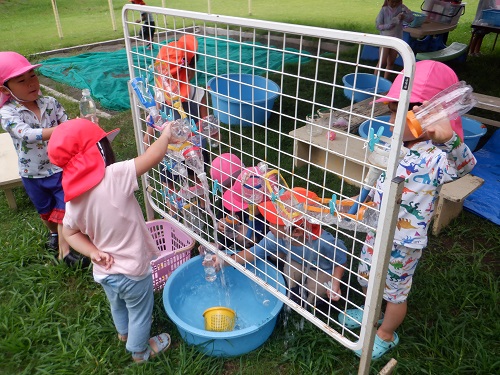3・4歳児が水を流して楽しむ様子