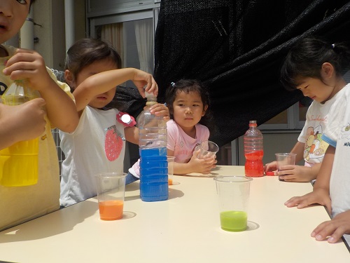 4歳児が色水を楽しむ様子