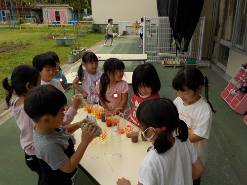 4歳児が作った色水で遊ぶ様子