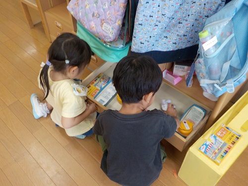 4歳児が大掃除をする様子