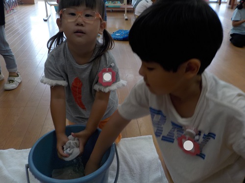 4歳児が雑巾を絞る様子