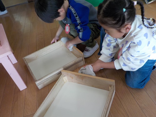 ロッカーを雑巾で拭く様子