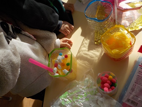 小道具を作っているところ