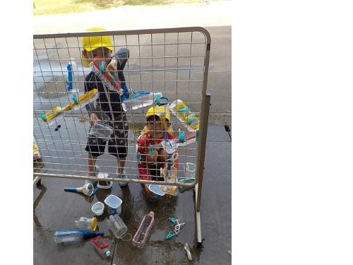 5歳児が水路を作る様子