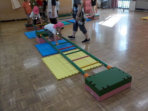 梯子を渡って遊ぶ4歳児