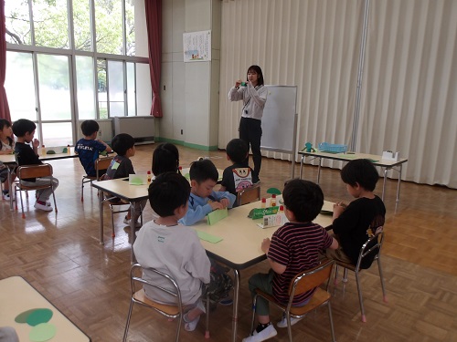 5歳児かえる制作の様子